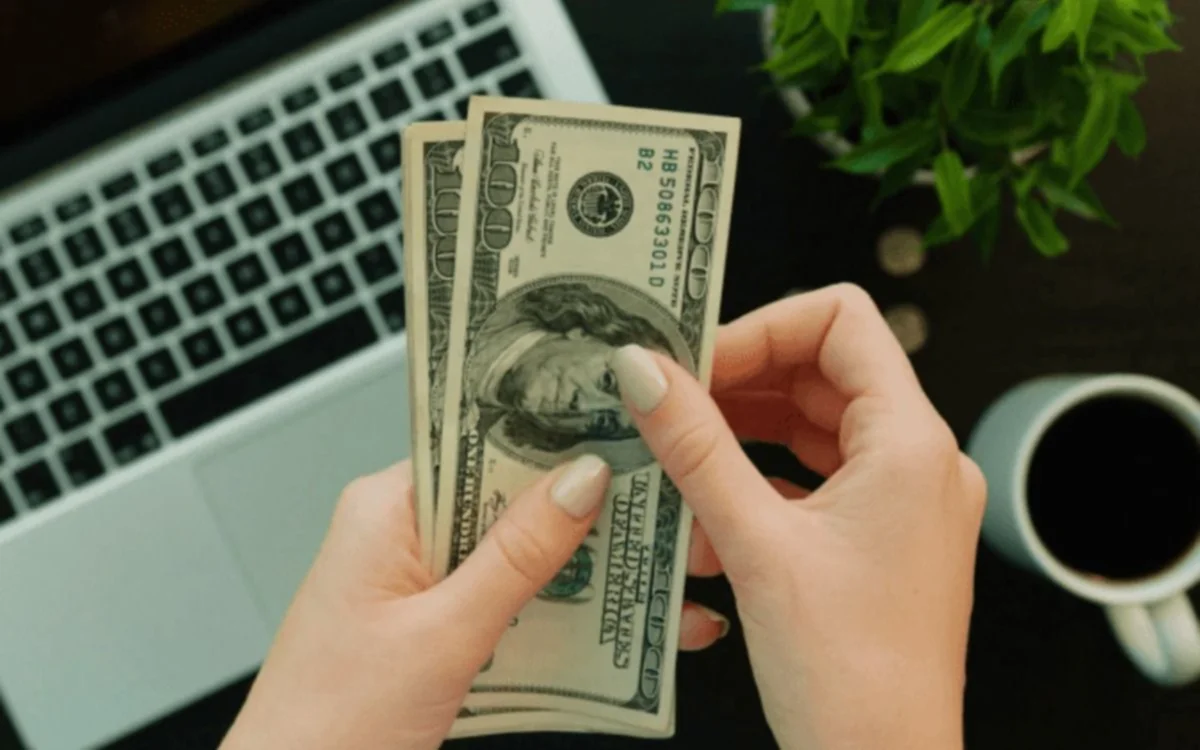 Dólar blue hoy y dólar hoy: las razones detrás de la caída a menos de $1.000 y hasta donde llegará