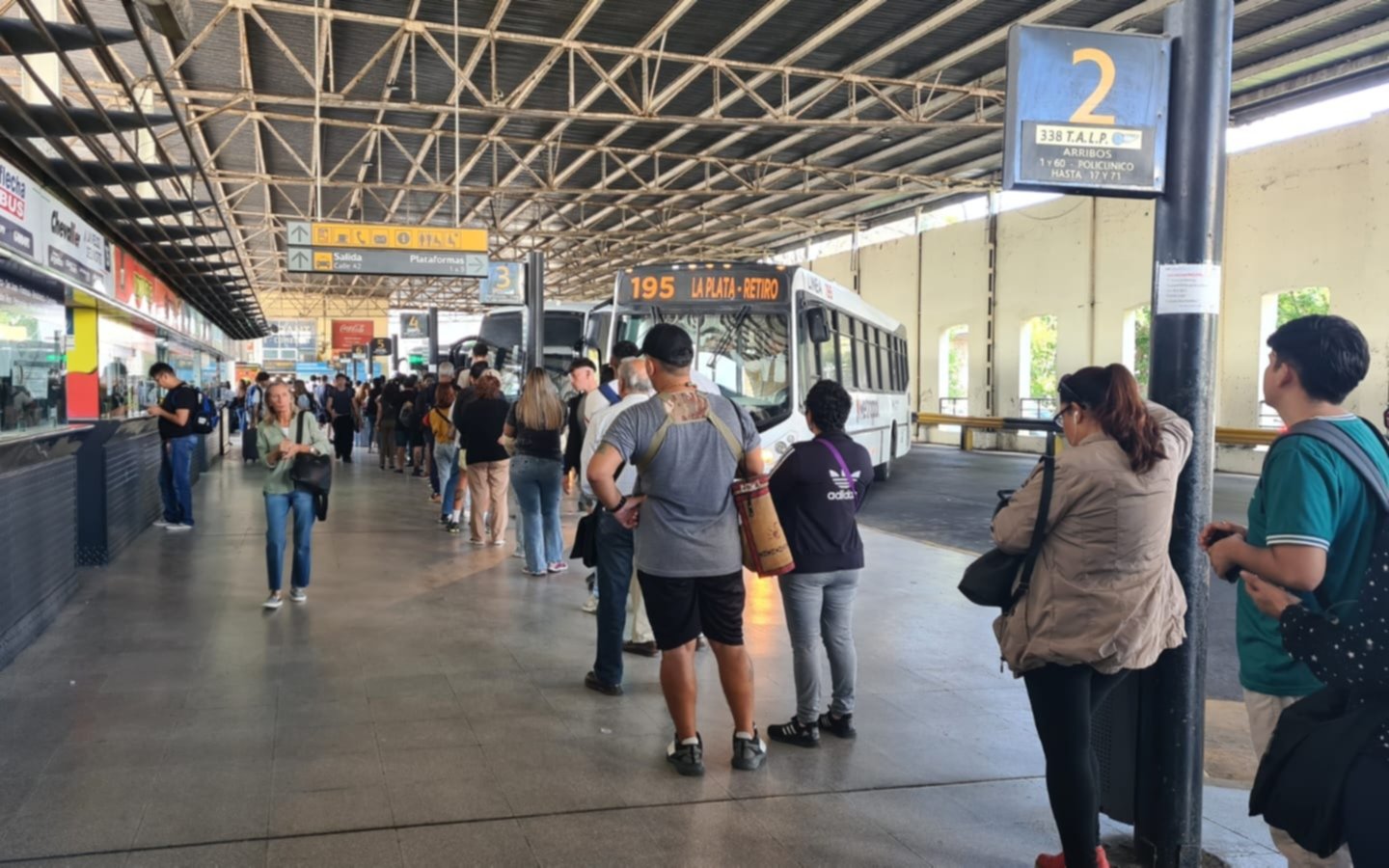 Paro sorpresivo de micros desde esta medianoche afecta a algunas líneas en La Plata