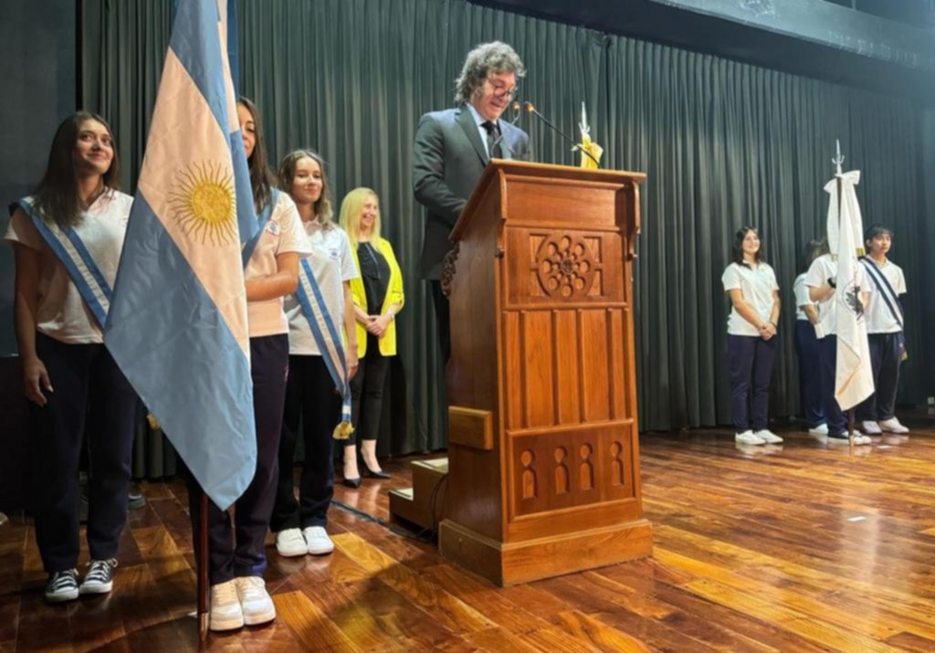 Milei volvió a su escuela: desmayos, la izquierda y los “asesinos” del aborto