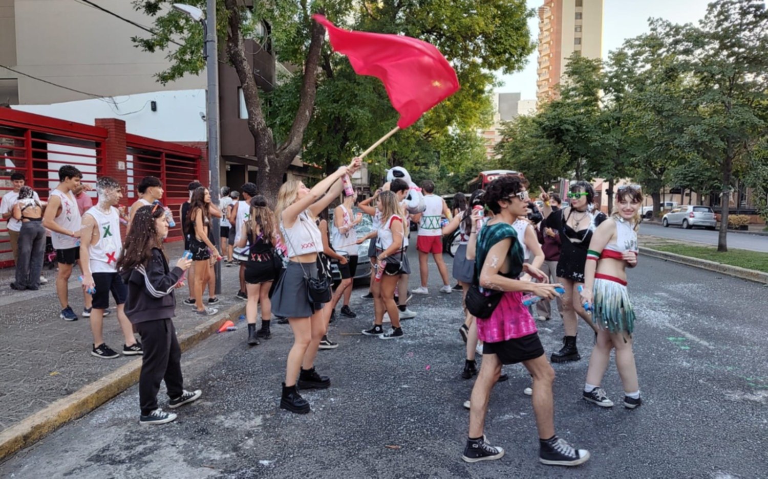 Fiesta para los estudiantes y madrugón en las cercanías de las escuelas