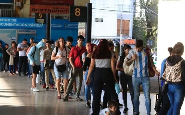 Rige el paro de micros que afecta a usuarios de La Plata: extensas filas y larga espera en la Terminal