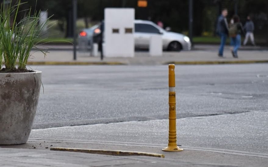¿Ponerlos o sacarlos? Fuerte polémica en el Concejo por los “palitos amarillos” en La Plata