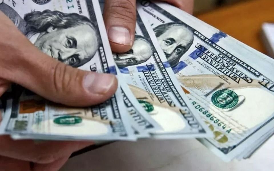 El dólar blue "no encuentra piso" y sigue bajando: a cuánto cerró este jueves