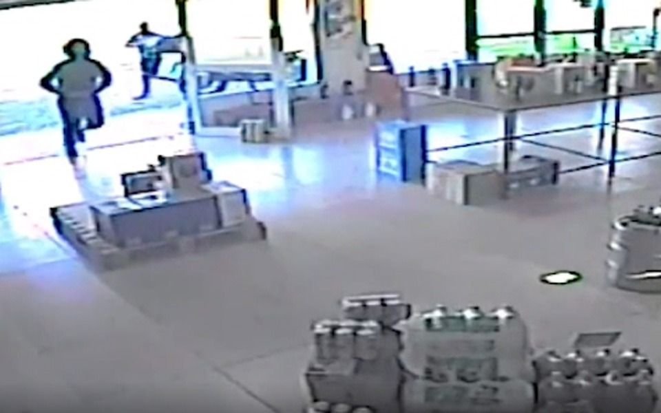 VIDEO. "Directo a los Johnnie": armados robaron varias botellas de wisky en un comercio de La Plata