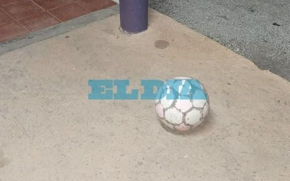 Golpe al fútbol infantil: ladrones salieron a "jugar" el segundo tiempo y otra vez se llevaron de todo de un club de La Plata