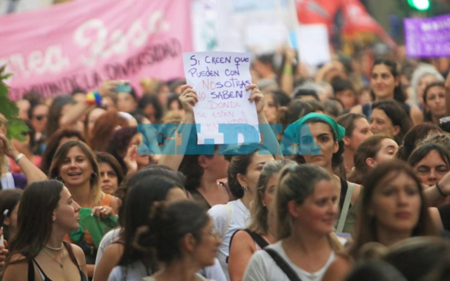 8M: bajo la lluvia, cientos de mujeres se movilizaron por las calles de La Plata