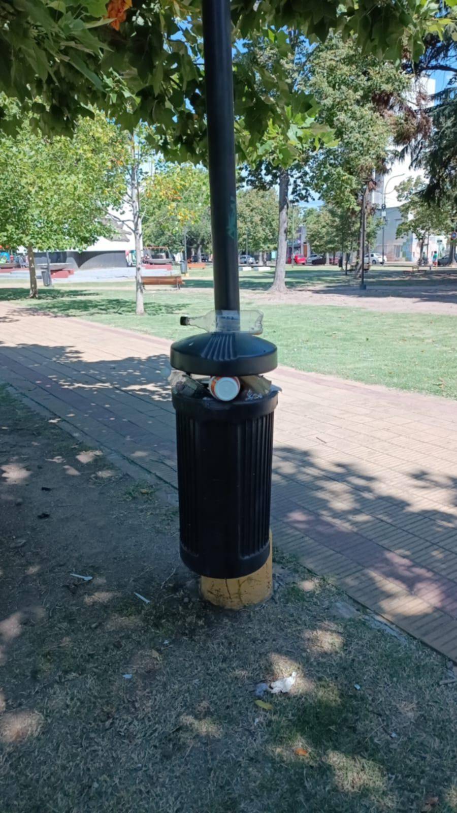 Reclamo de limpieza y mejoras para Plaza España