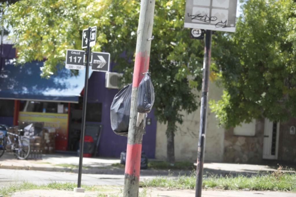 En Barrio Hipódromo, bolsas de residuos en todos lados
