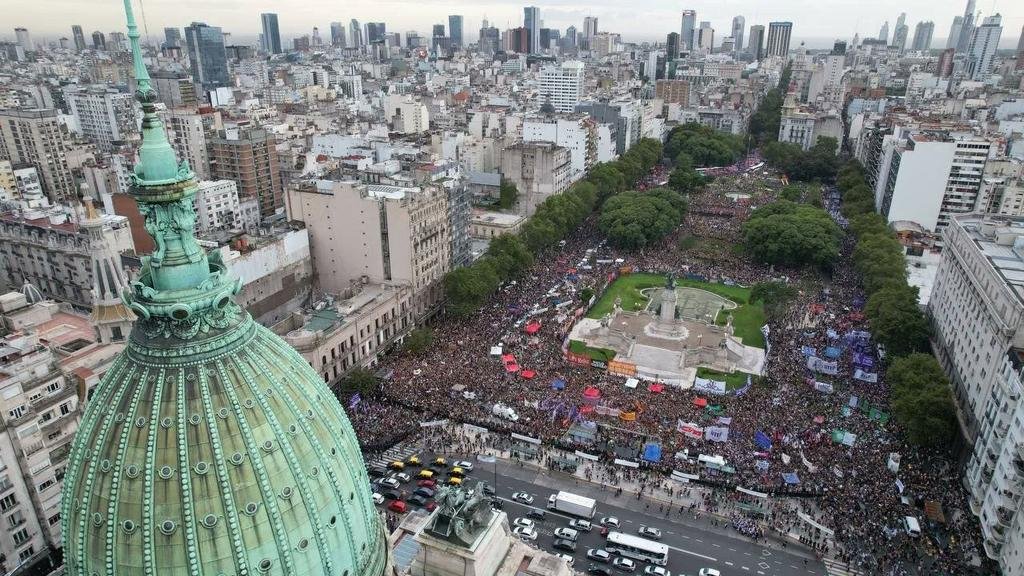 Una manifestación masiva ante el Congreso Nacional, con planteos de la política