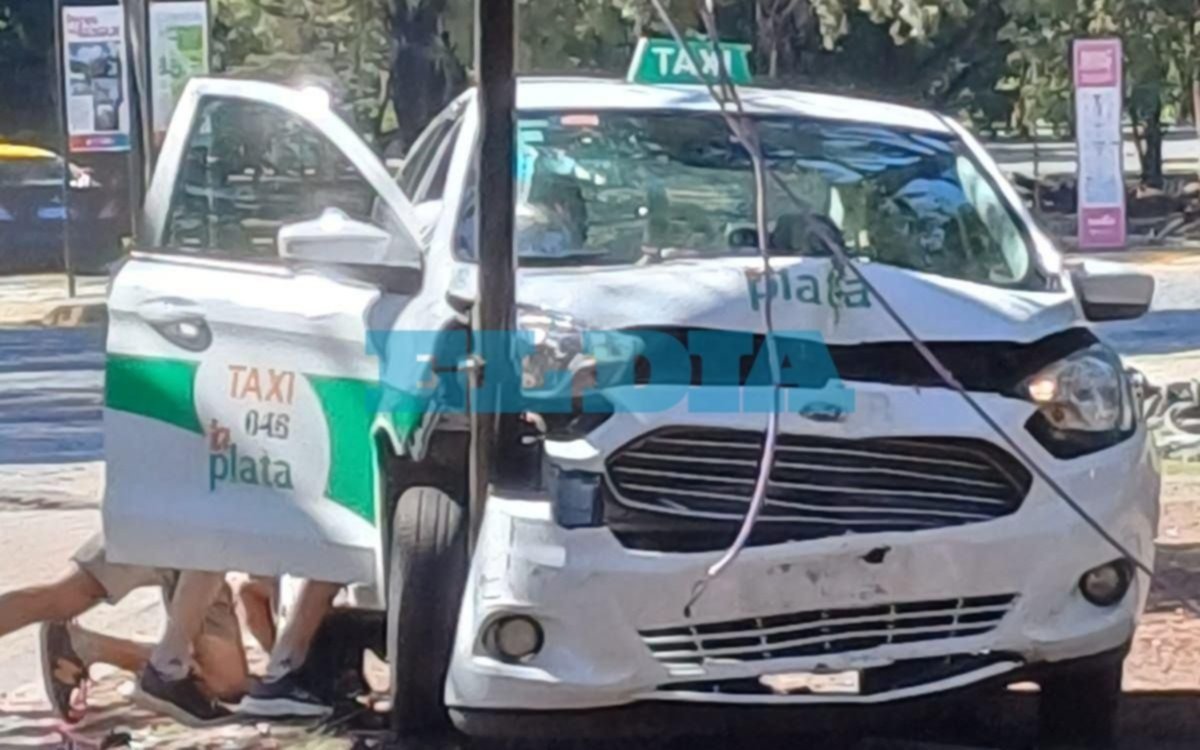 Susto en el Bosque: un taxi se despistó y terminó incrustado en una luminaria