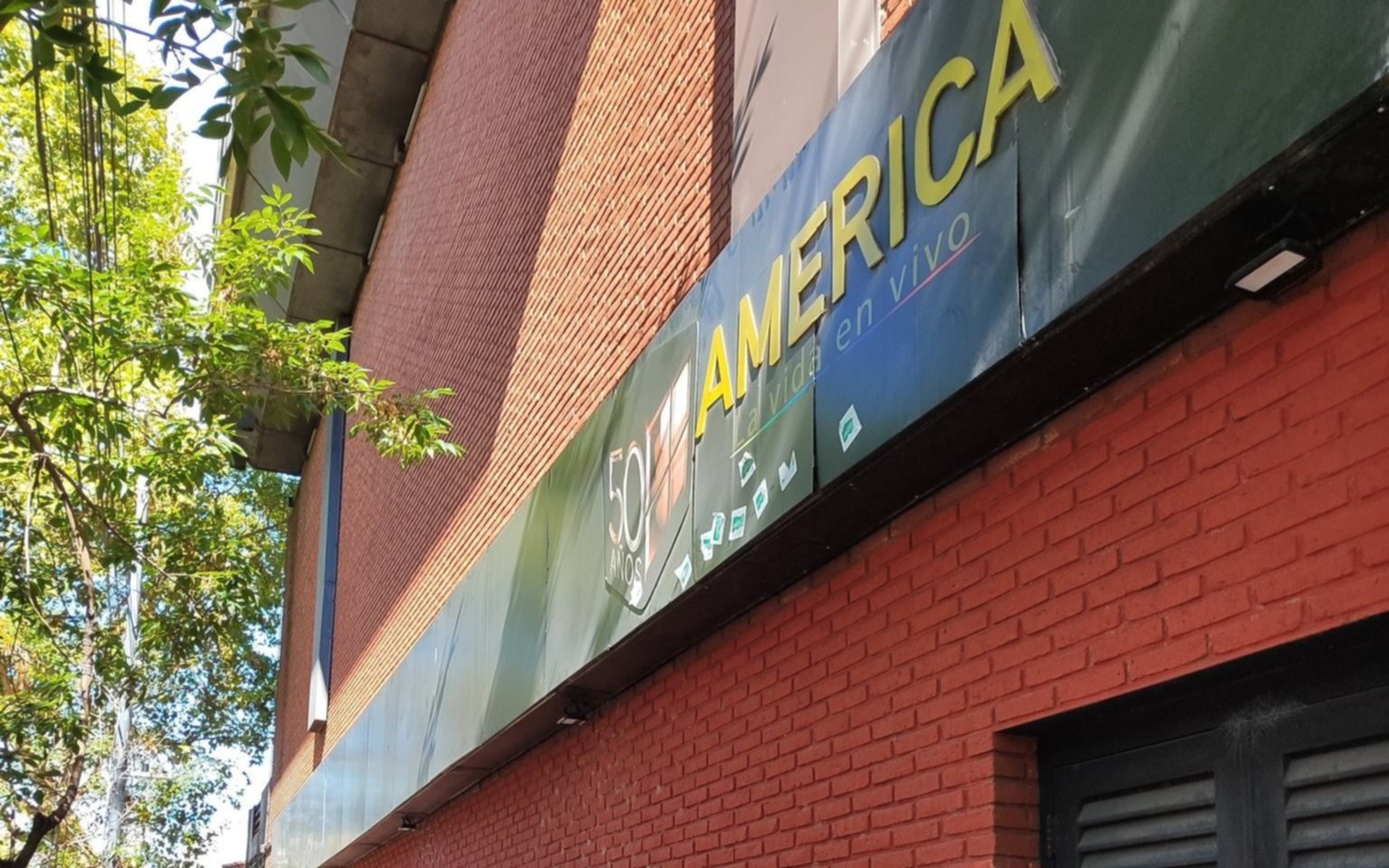 Qué pasó en América TV: corte de programación y persianas bajas