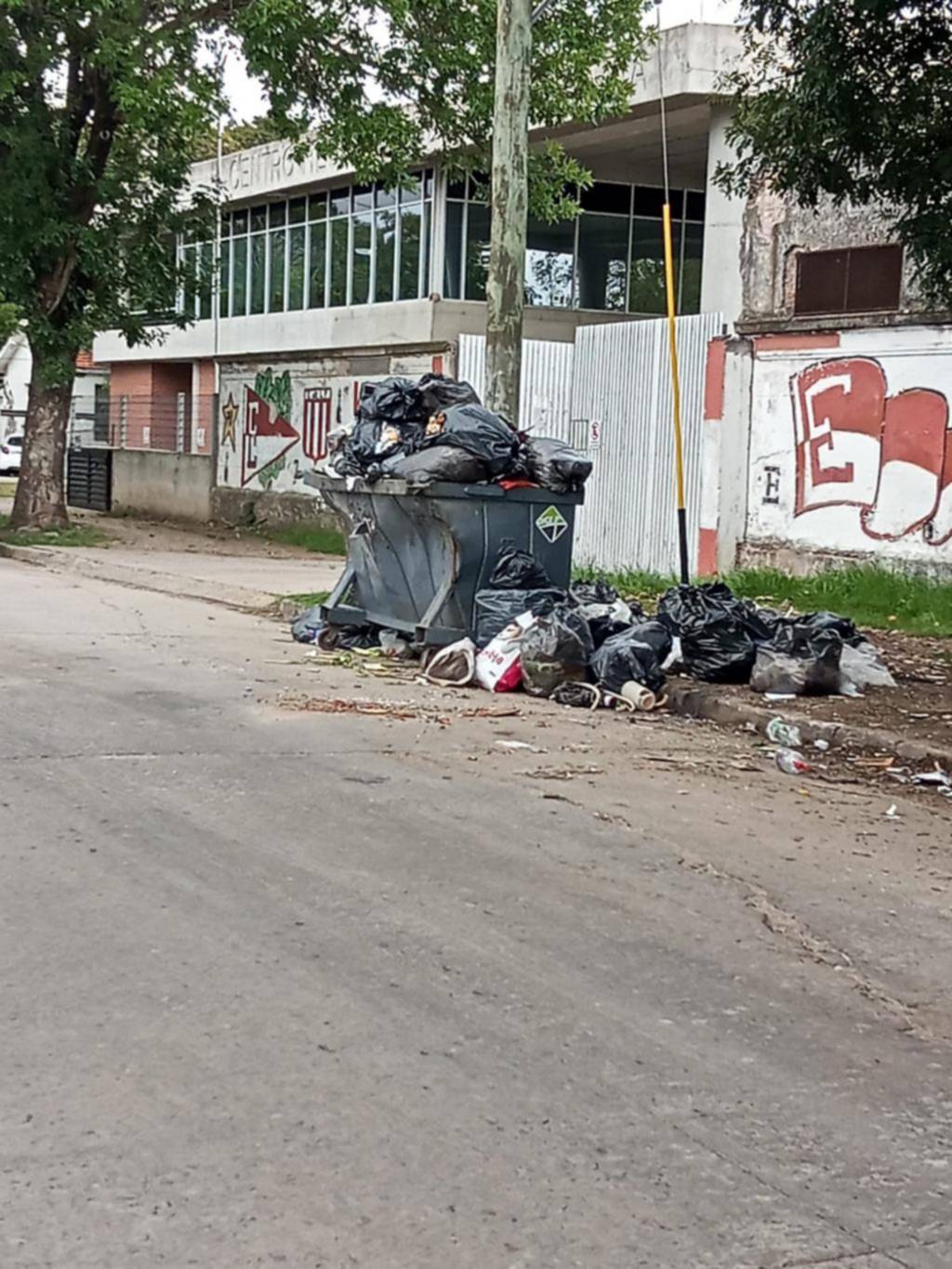 En la puerta del San Juan de Dios residuos apilados