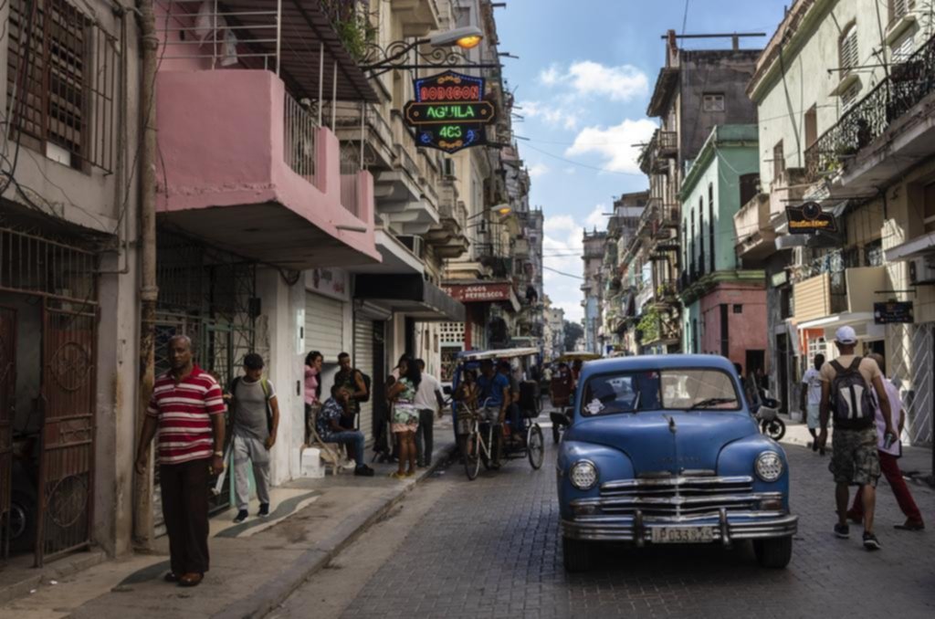 La suba del 428% de las naftas complica más la vida cotidiana cubana