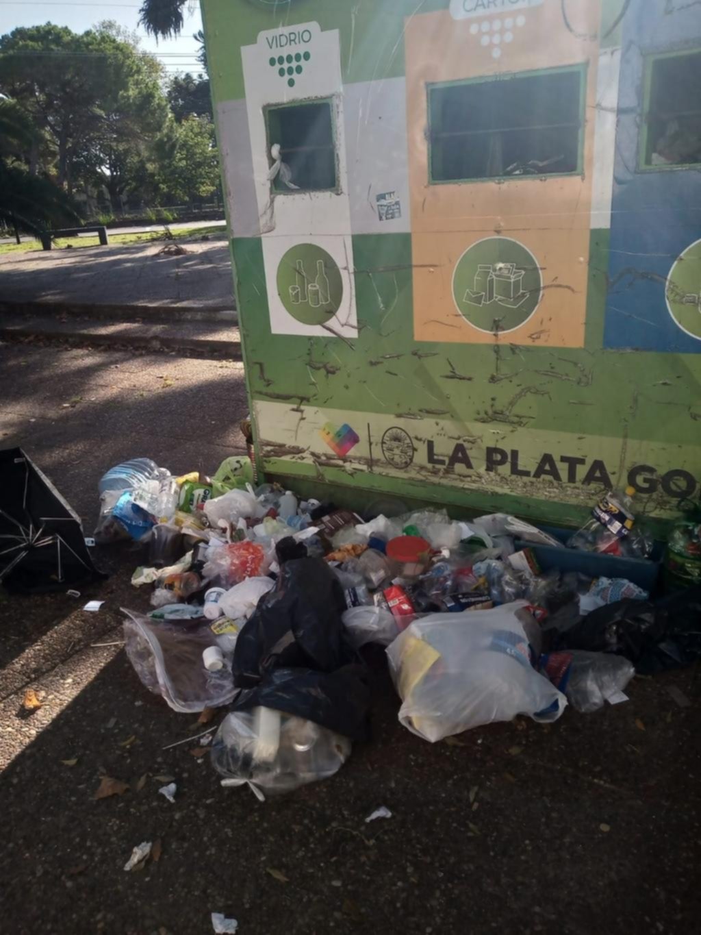 La plaza de 1 y 38, desbordada de residuos