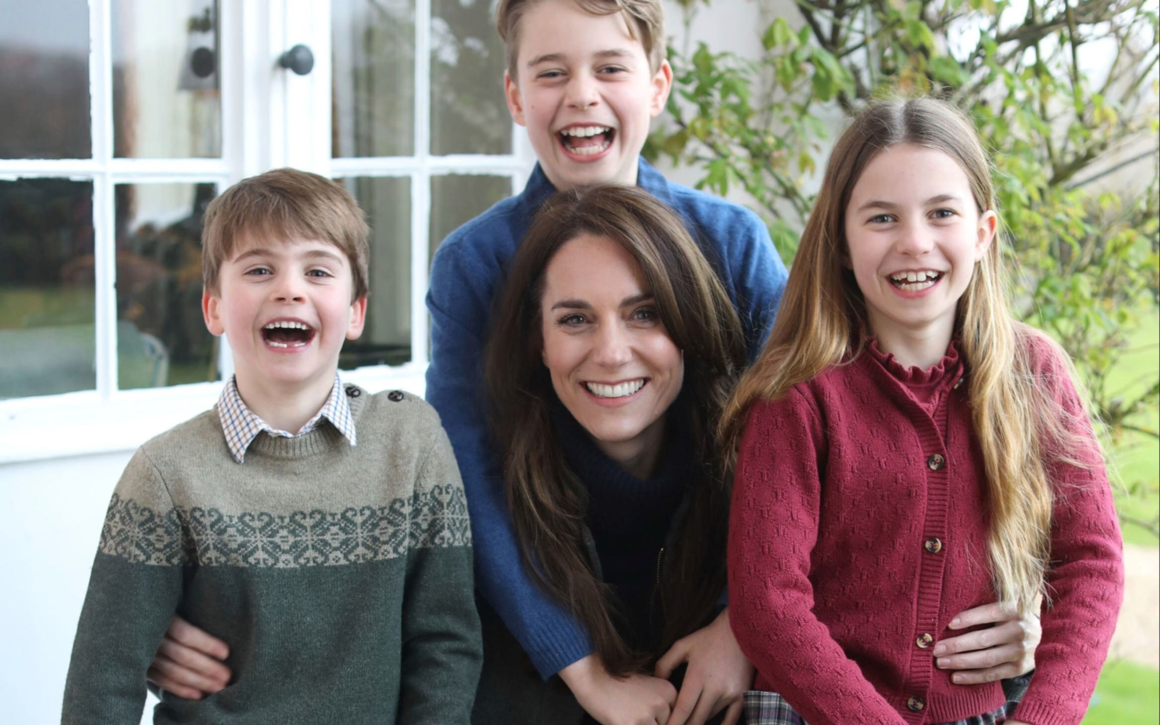 Papelón real: Kate Middleton admitió que retocaron la foto del escándalo y pidió disculpas