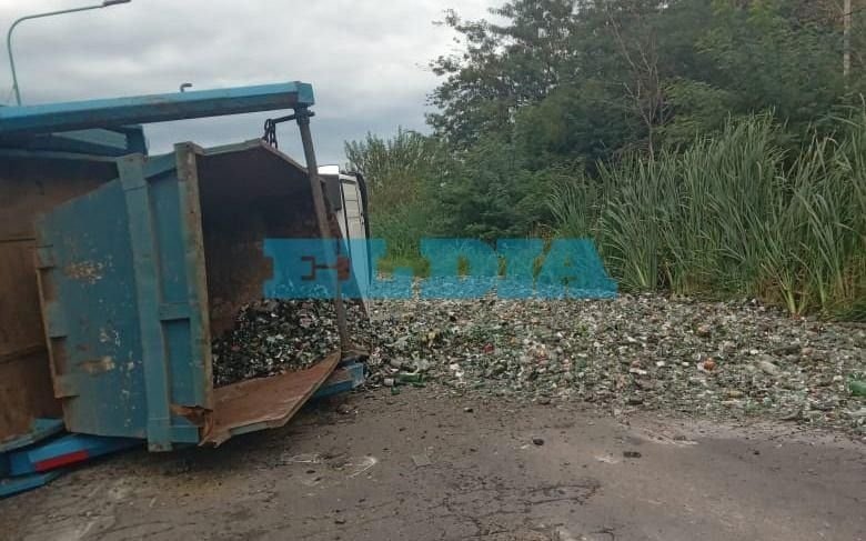 Un camión de reciclaje volcado en La Plata tras chocar con un auto: dos heridos