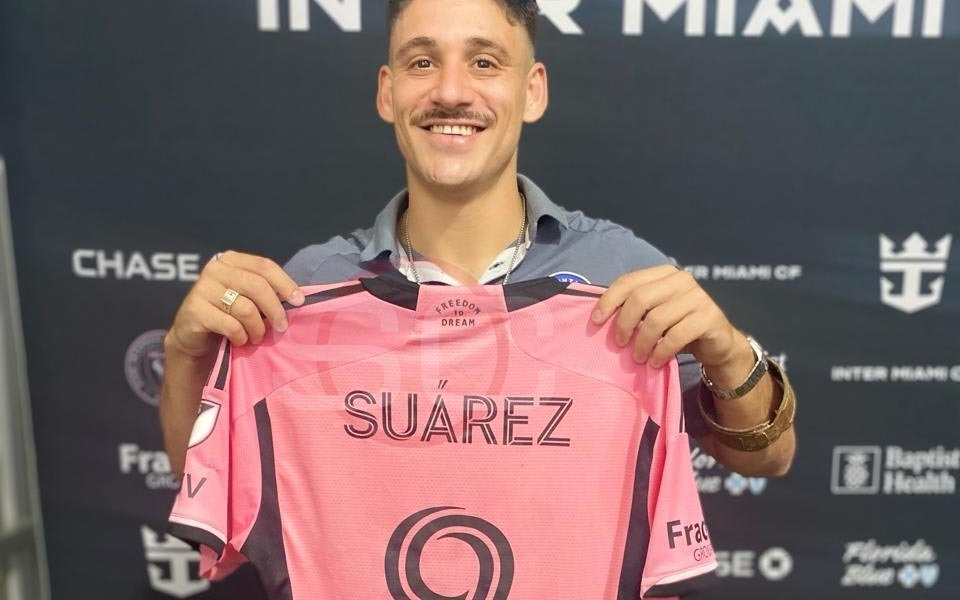 Matías Cóccaro se emocionó al recibir la camiseta de Luis Suárez: “Es lo más grande”