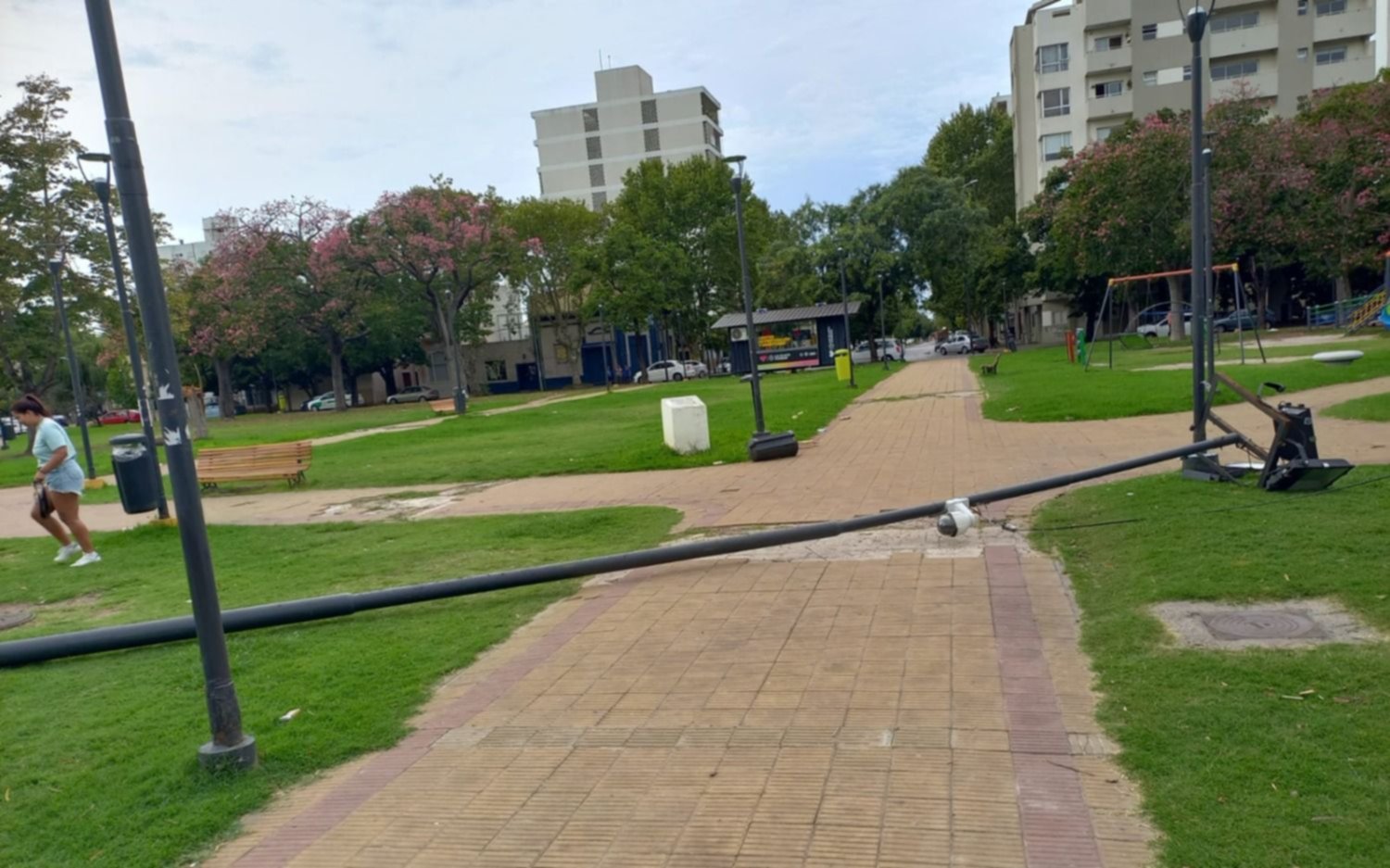 “Preocupante”: un poste caído en Plaza España pone en alerta a los vecinos
