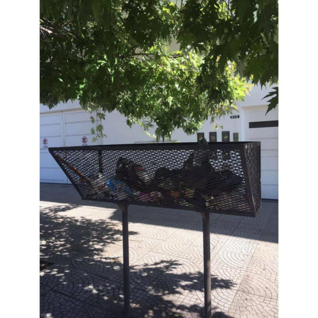 Cestos de basura desbordados en Los Hornos