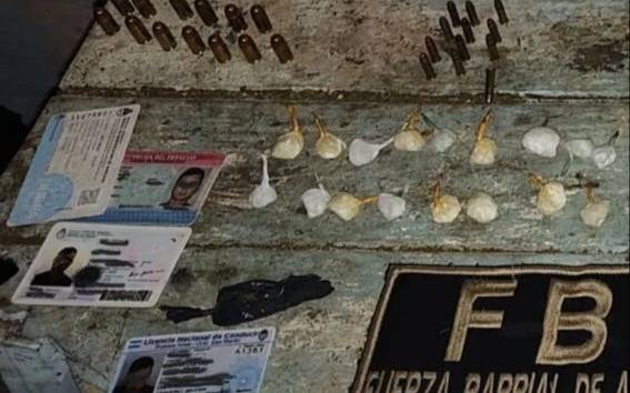 Armas y estupefacientes en una vivienda deshabitada de Bernal Oeste