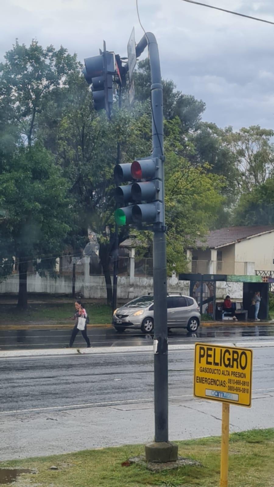 Un semáforo en riesgo de caída en Centenario y 511