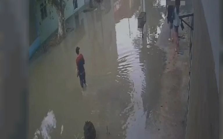 Tormenta peligrosa: un chico de 14 años tocó un poste, se electrocutó y está grave