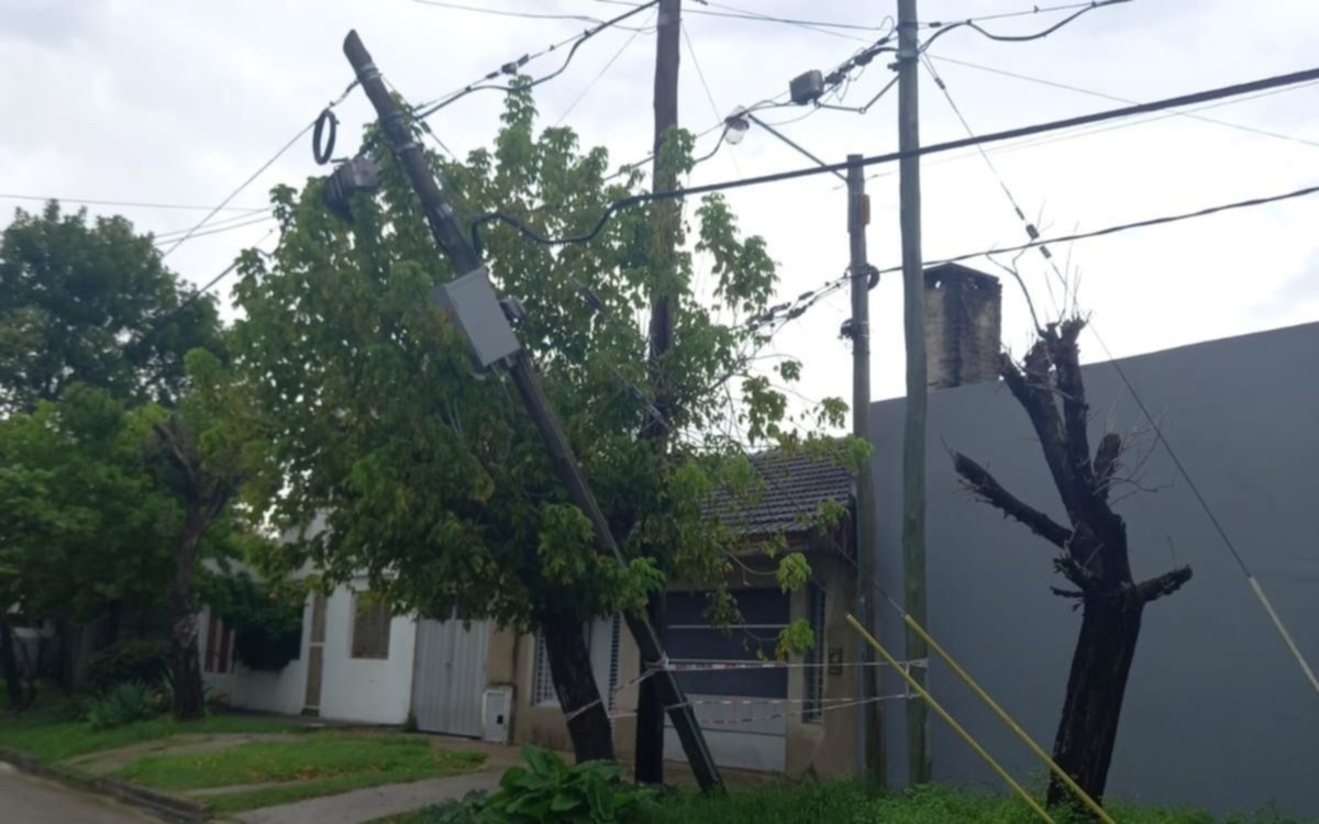 San Carlos: un poste a punto de caer preocupa a los vecinos