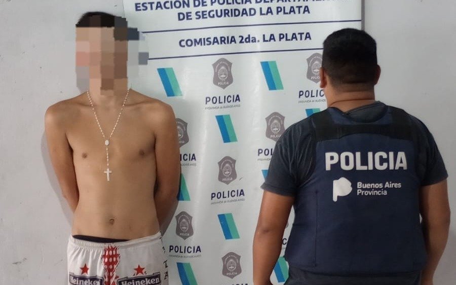 Tras una persecución por las calles de La Plata, un joven fue detenido por el robo a un comercio