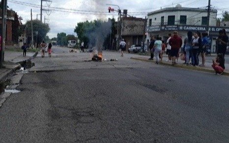 Cortes de calles por falta de luz en varias zonas de Quilmes