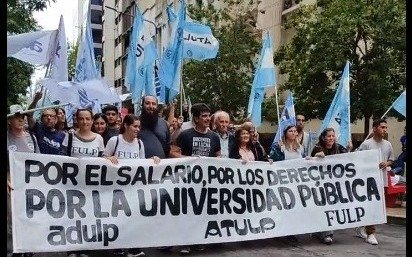 Marcha de la UNLP en el Rectorado, en defensa de la educación pública