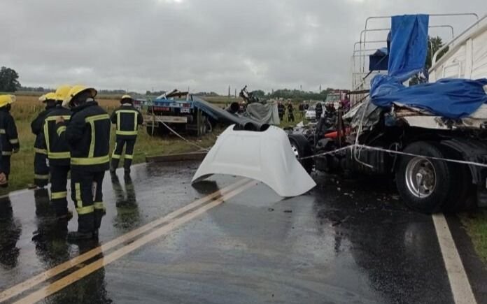 Choque frontal entre dos camiones en la Ruta 5