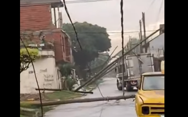 Un camión tiró varios postes de luz en Ezpeleta