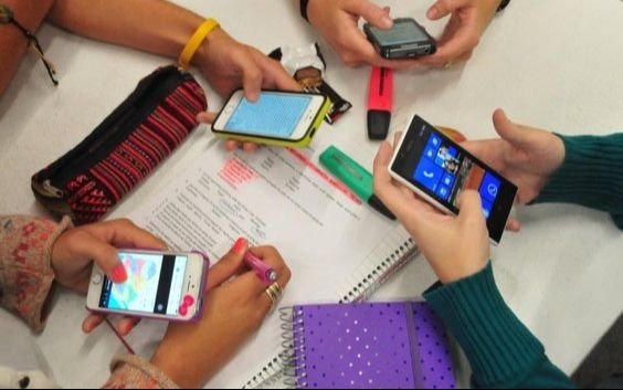 Buscan restringir el uso de teléfonos celulares en las escuelas primarias bonaerenses