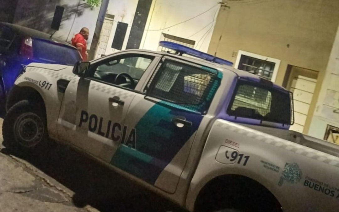 Horror en La Plata: un perro ahorcado colgando de una terraza y su dueño detenido