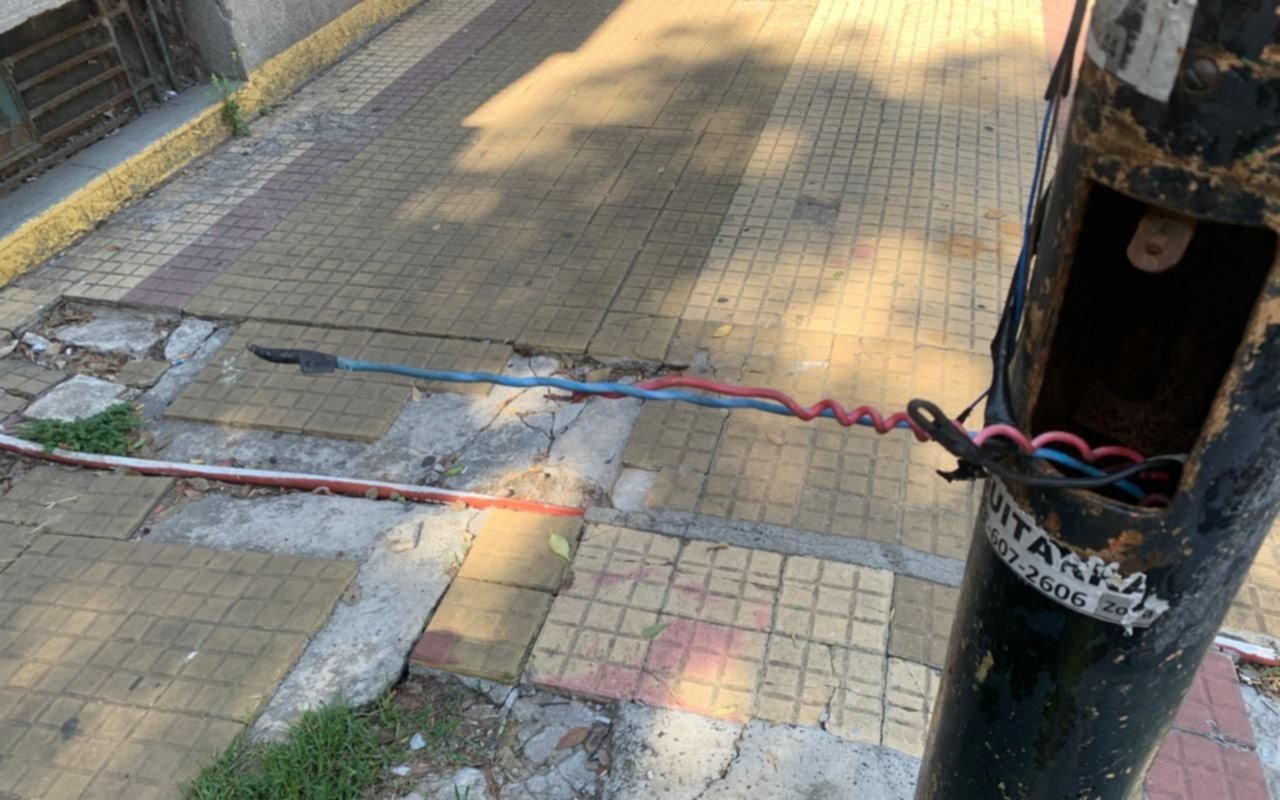 ¡Qué peligro! Cables sueltos en el poste de una luminaria pública en pleno centro