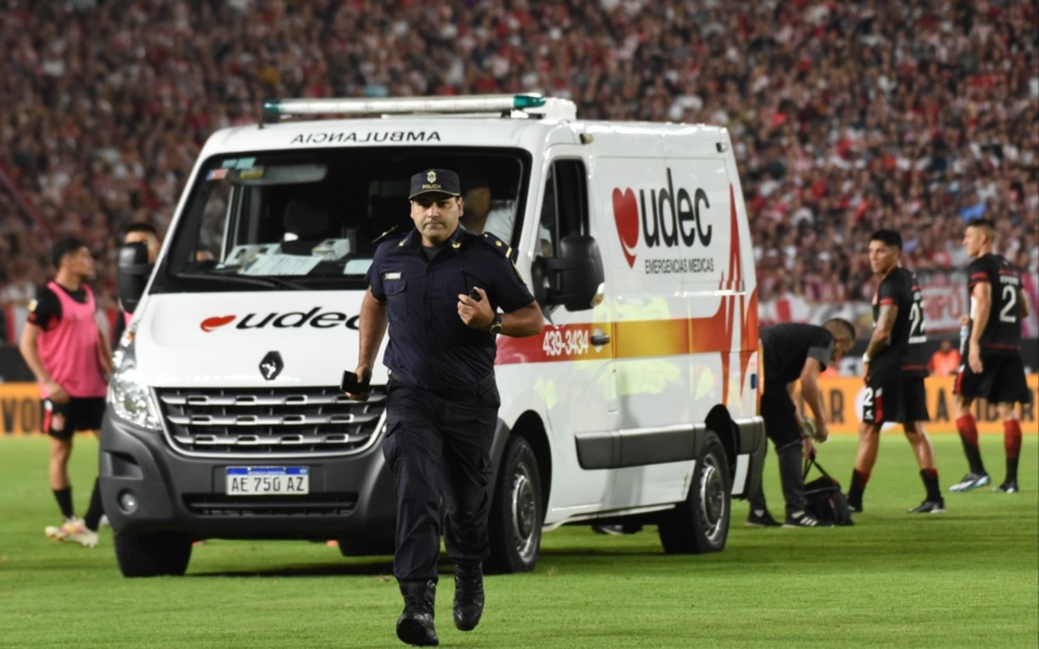 Estudiantes vs Boca.- Partido suspendido por el cuadro médico de Javier Altamirano, que fue retirado del estadio en ambulancia