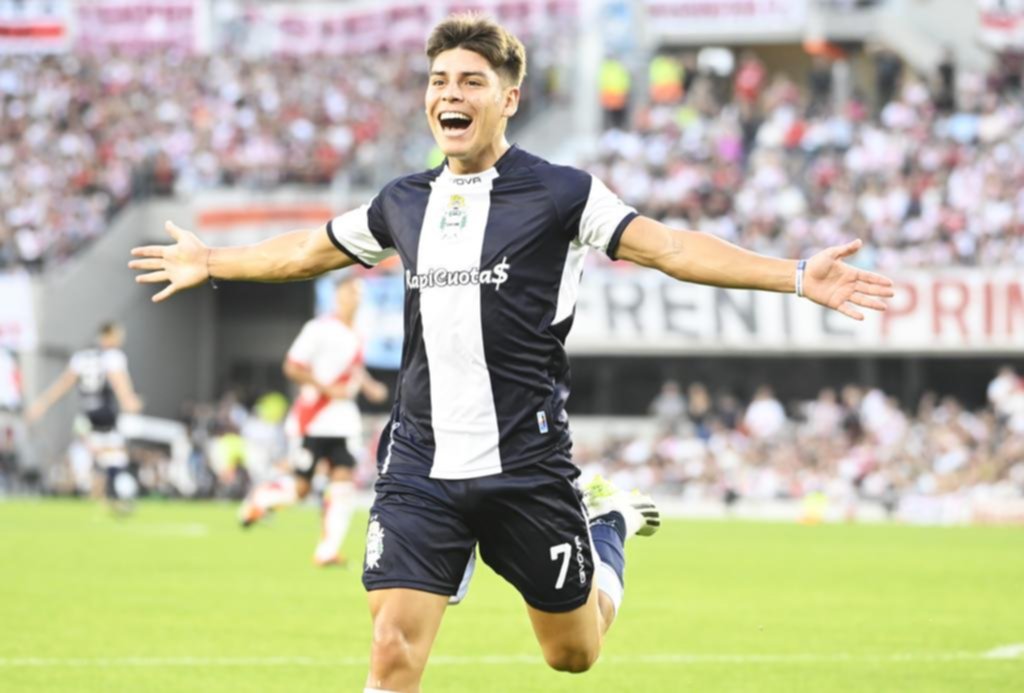 Benjamín Domínguez sorprendió con un gol que dejó mudo al estadio