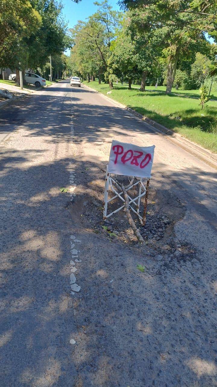 Señalización casera por un súper pozo en Gonnet