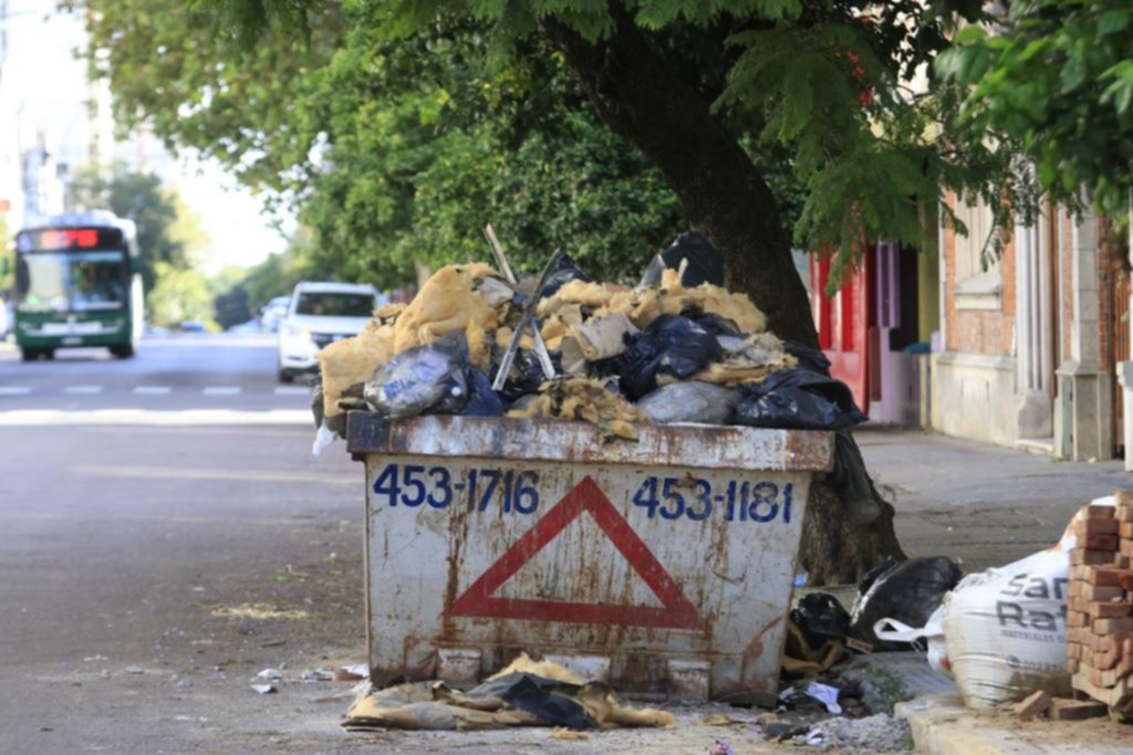 Basural en pleno centro: contenedor desbordado