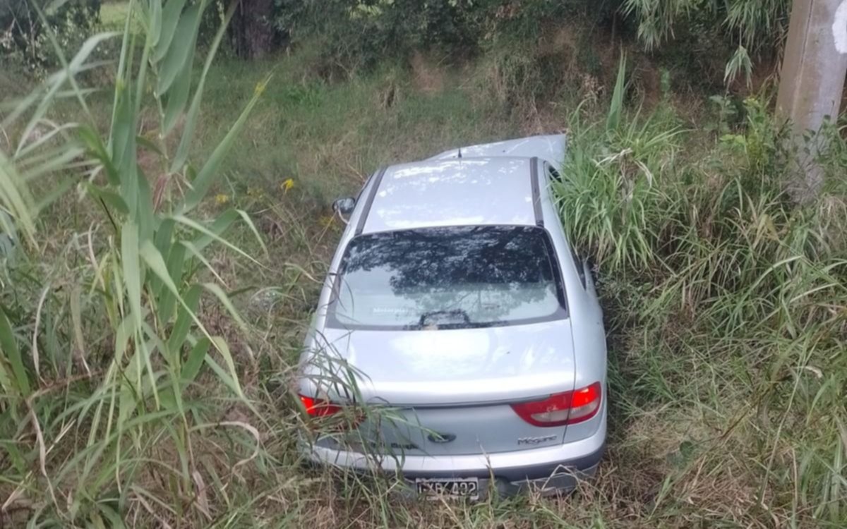 Violento choque en La Plata: un auto terminó en un zanjón y un conductor con cortes en la cabeza