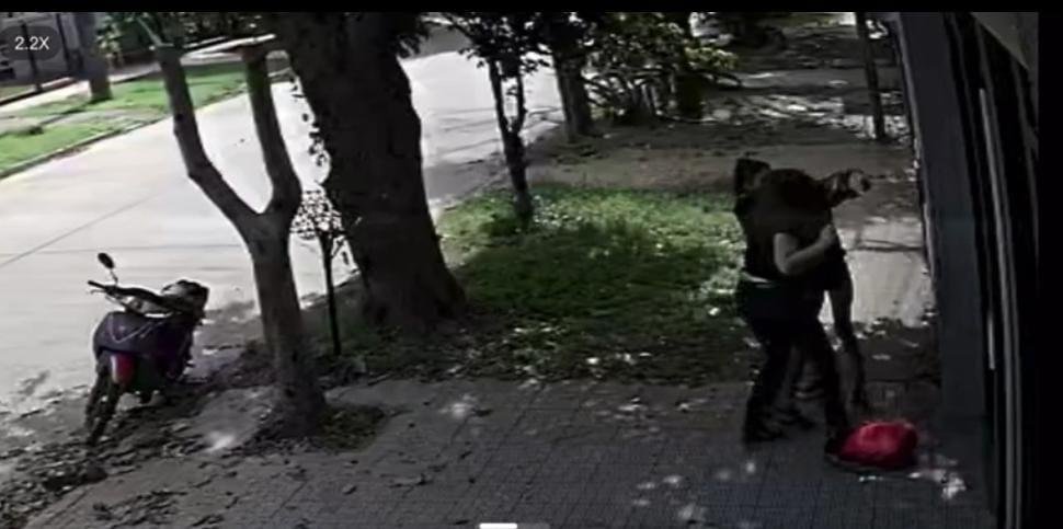 Pura crueldad: la joven atacada por motochorras debió ser hospitalizada