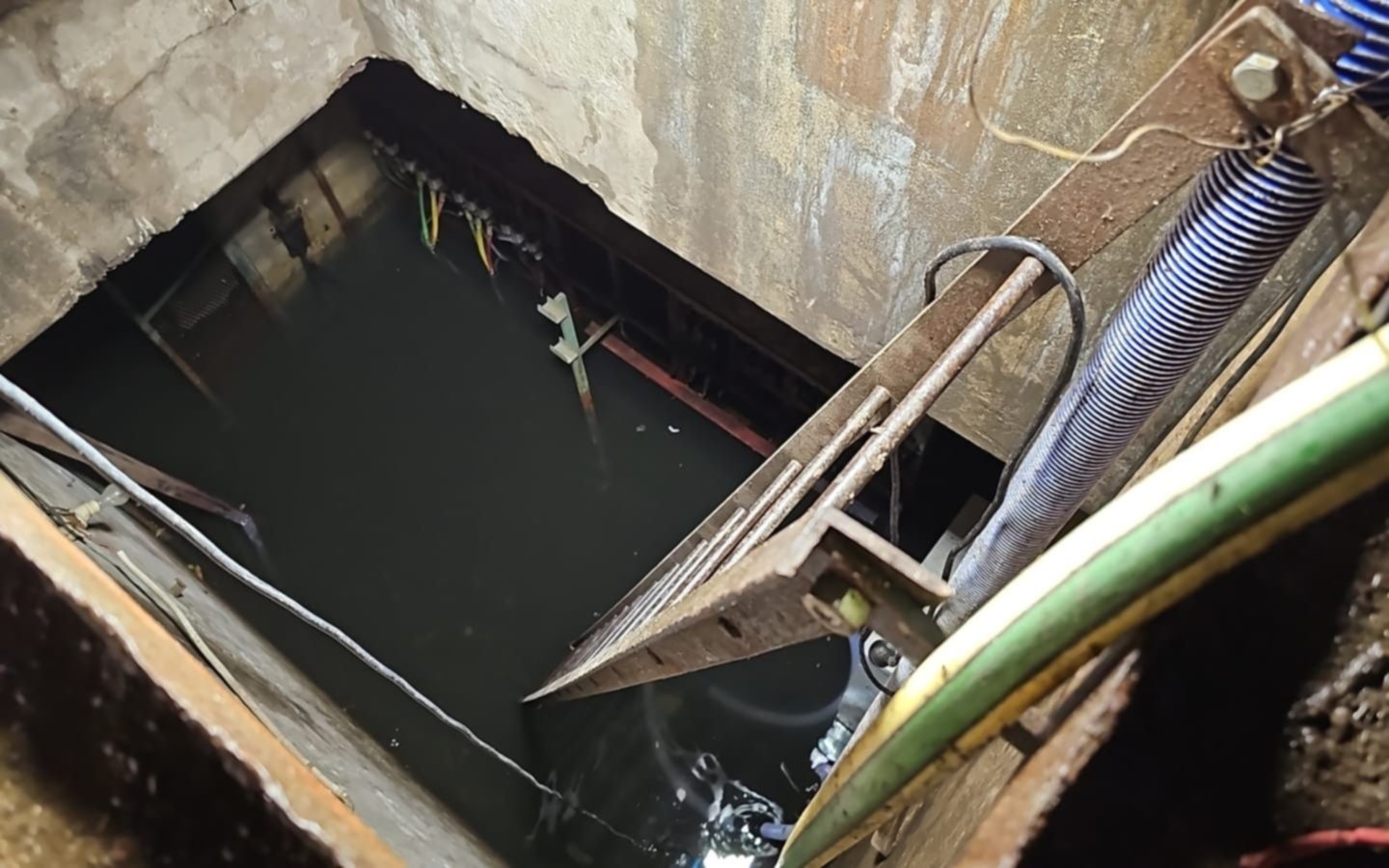 Aún hay vecinos sin luz en La Plata: desagotan las cámaras inundadas