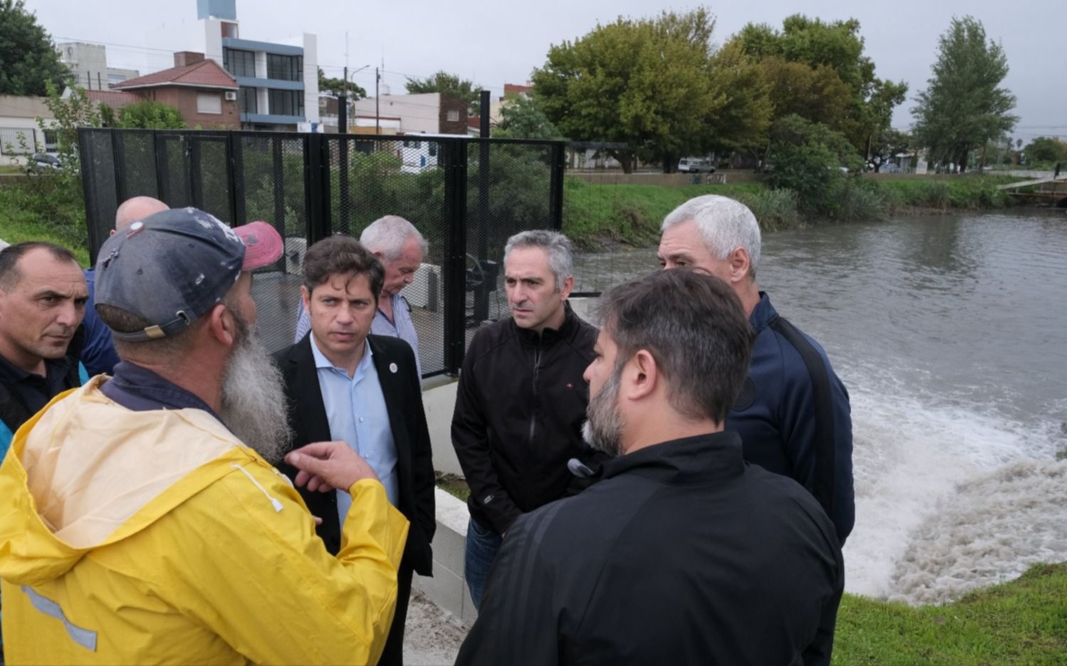 Axel Kicillof monitoreó el operativo por la inundación en Berisso