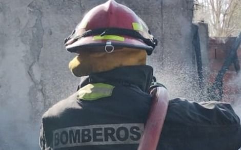 Drama y tensión por el incendio de un edificio de La Plata: dos chicas intentaron tirarse del 5to piso