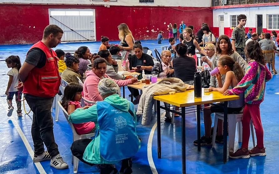 La tormenta, el día después: los evacuados que se inundaron en La Plata vuelven a sus hogares
