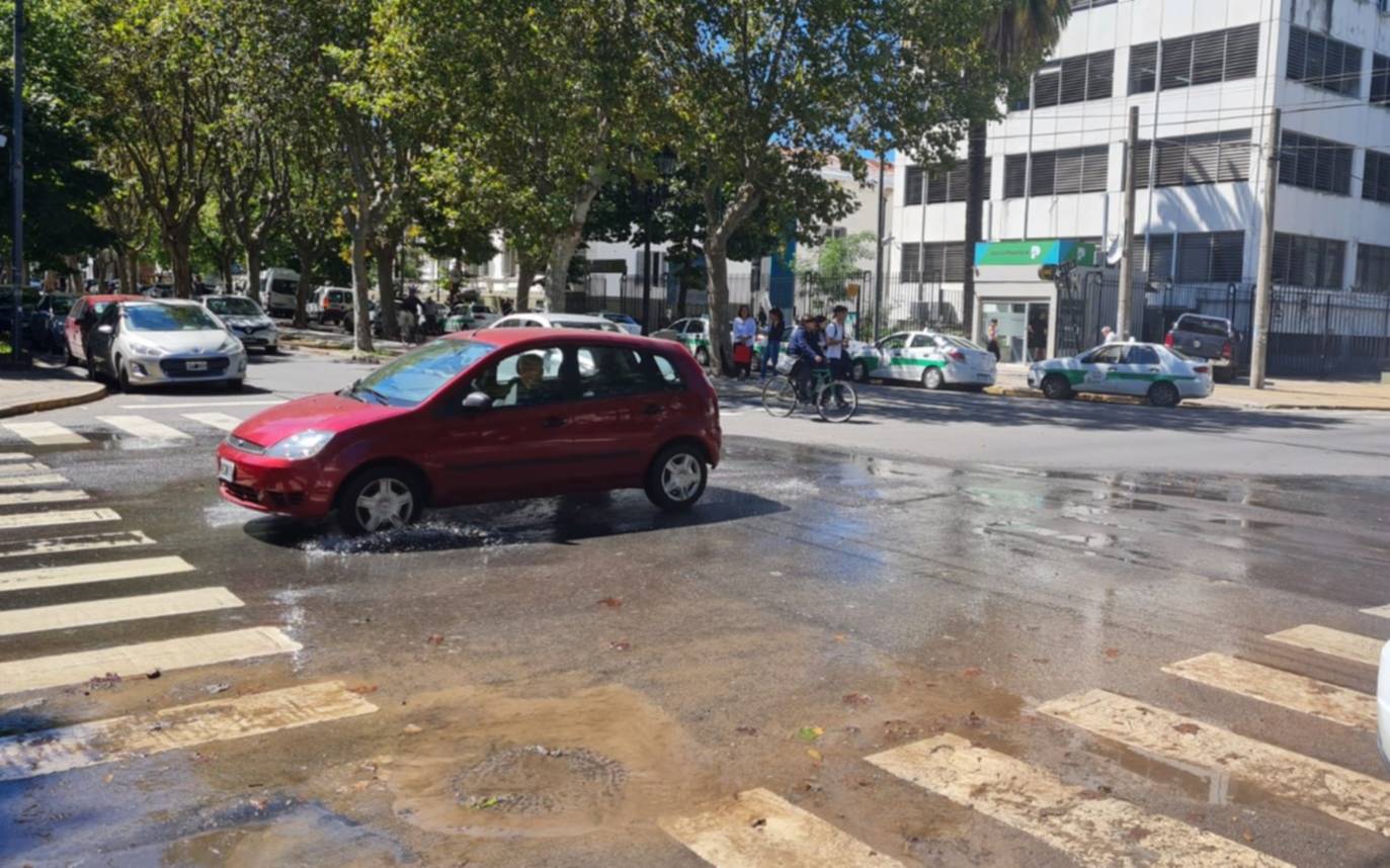 Trastornos en la calle a pasos de Salud por un desborde cloacal