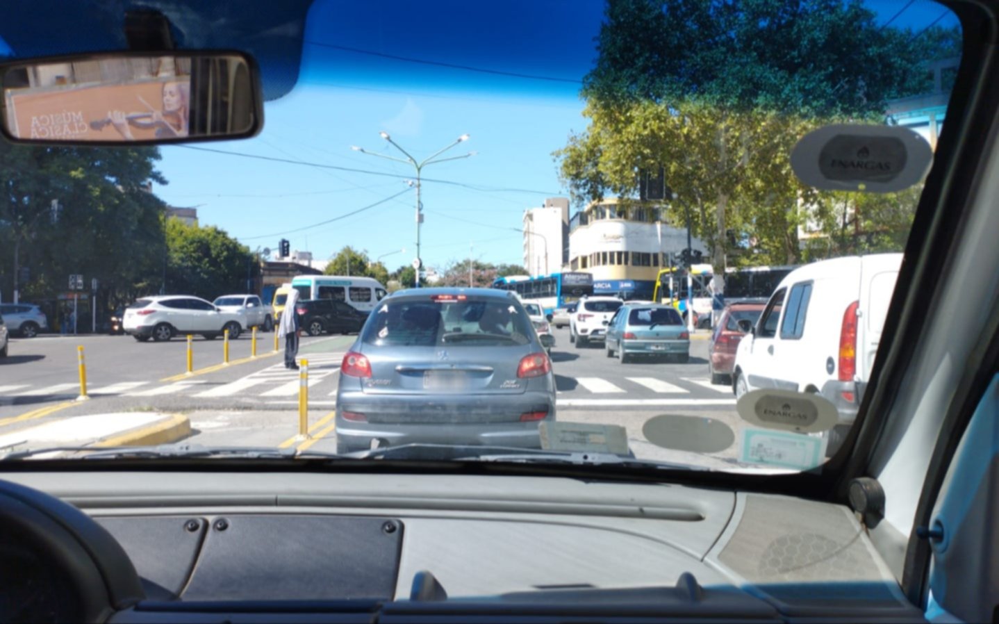 Caos vehicular en La Plata: no funcionan los semáforos de 1 y 60