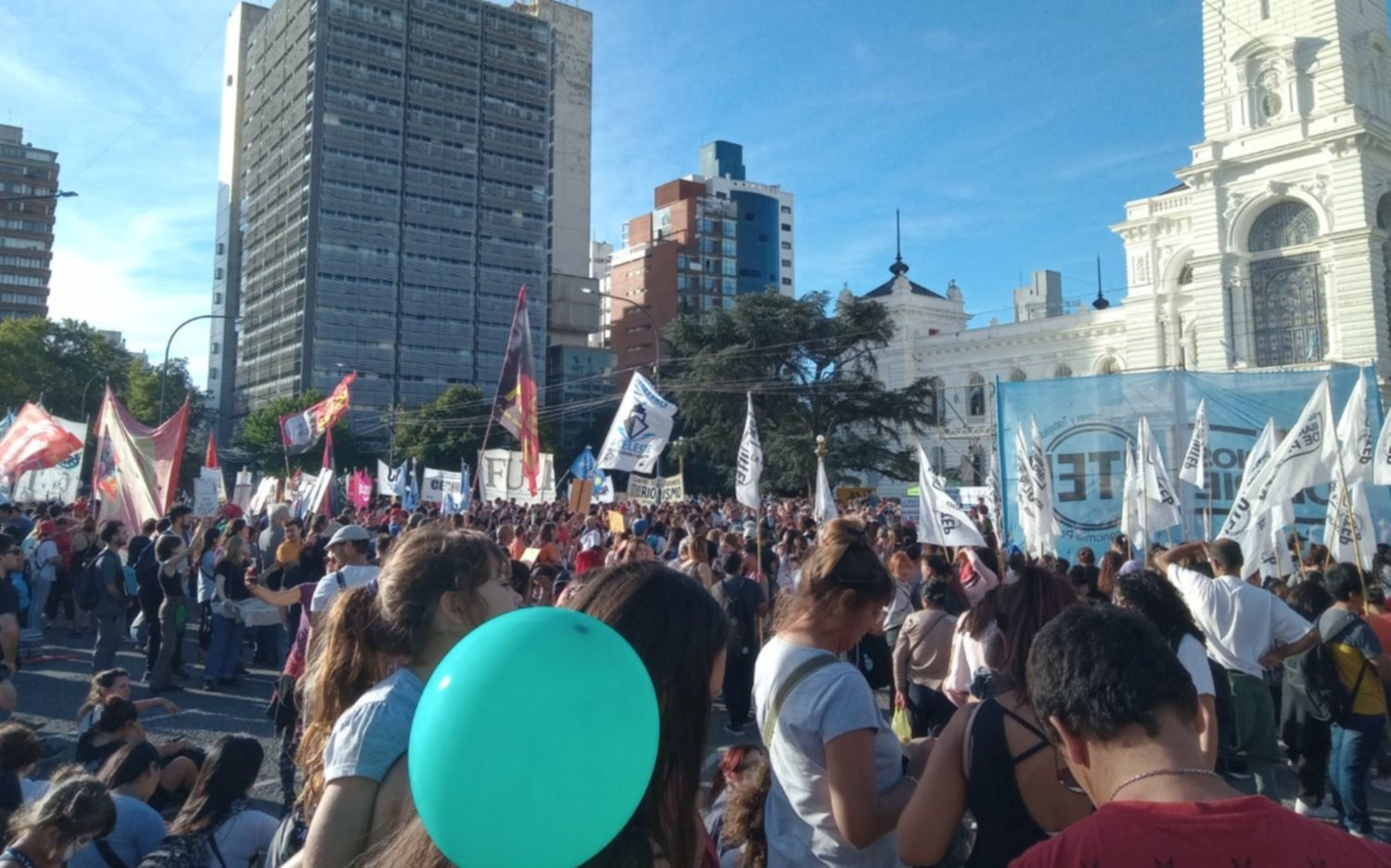 VIDEO. Dos marchas en las calles La Plata en la antesala del 24 de marzo