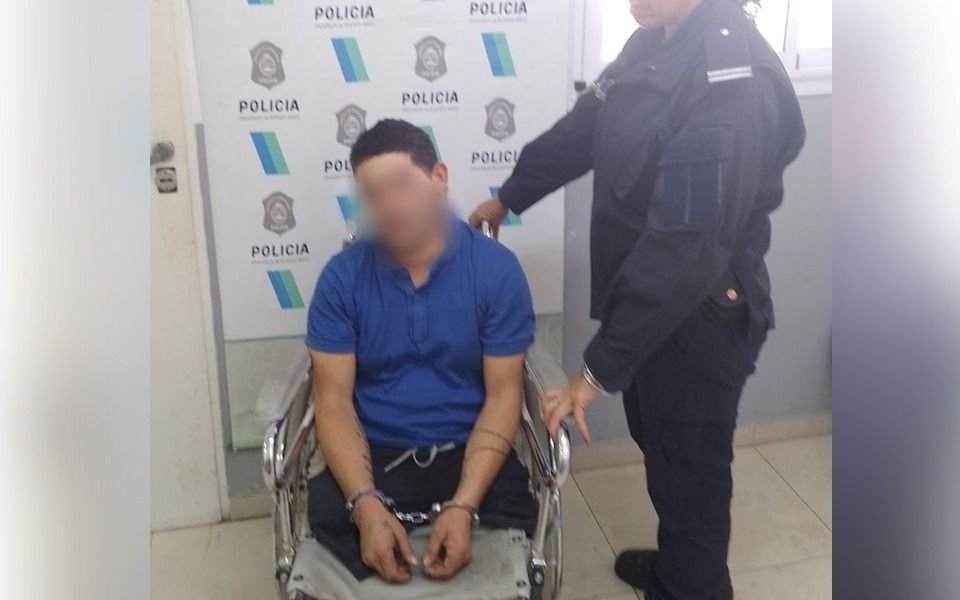 En silla de ruedas causó terror en City Bell: lo detuvieron y quiso escapar