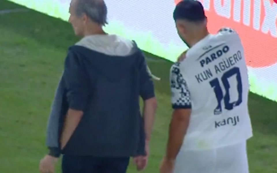 Susto en la Noche del Rey: cayó al piso el Kun Agüero y lo atendió su médico personal